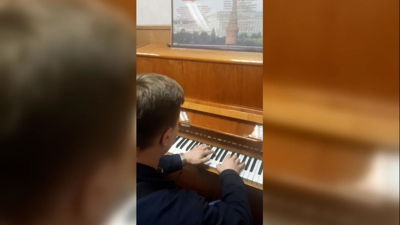 CNNE 1271416 - conoce al hombre que toca el piano para detenidos en rusia