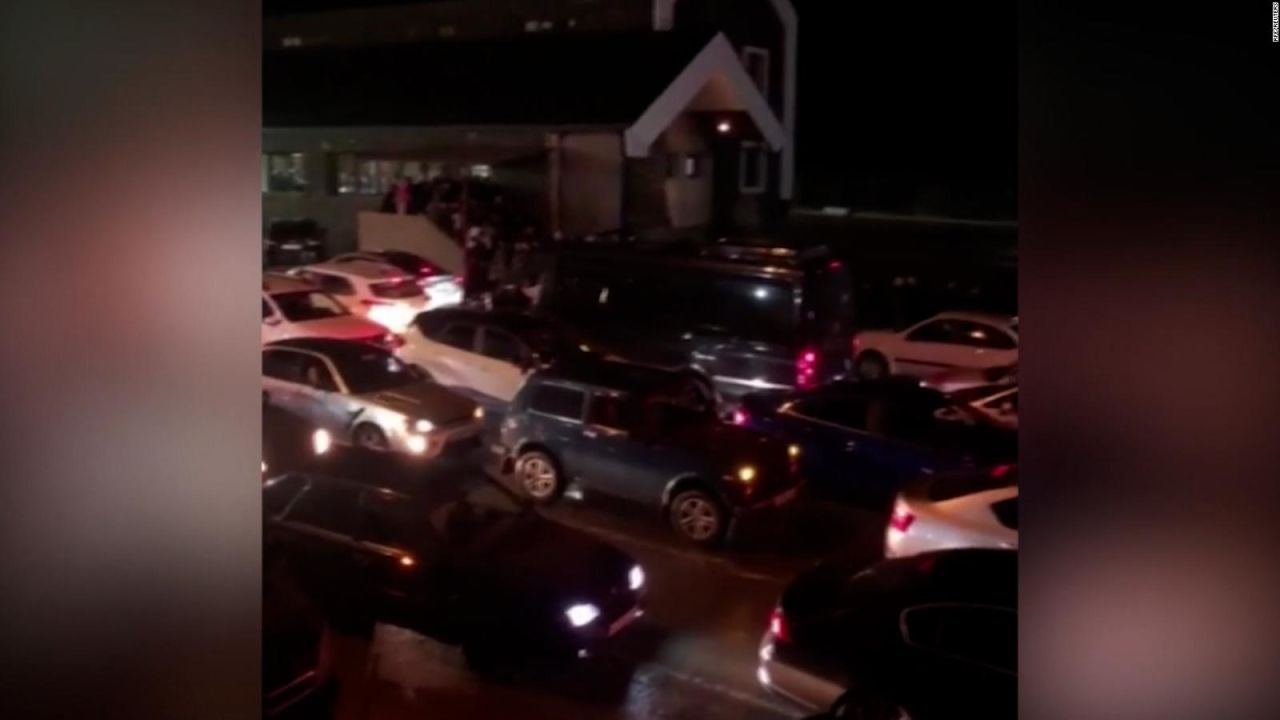 CNNE 1271567 - largas filas de personas buscan salir de rusia tras el anuncio de putin