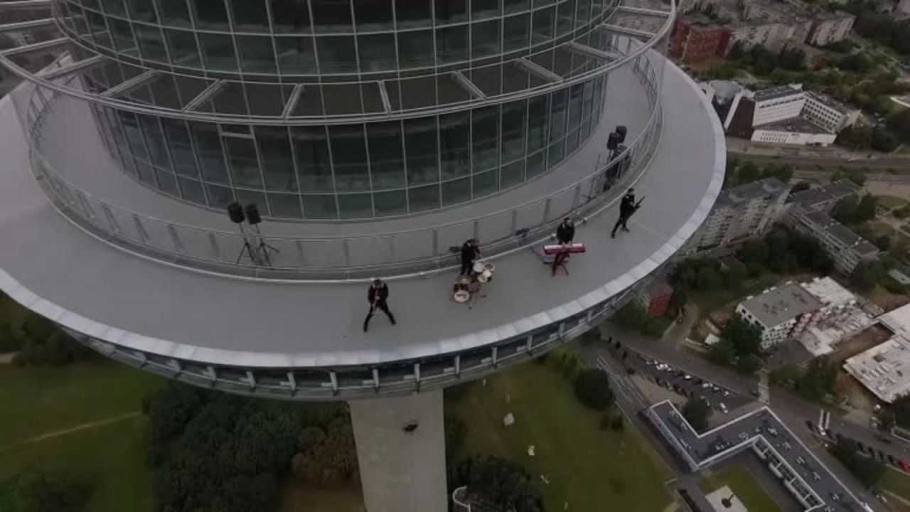 CNNE 1271666 - sin miedo a las alturas- banda toca en la cima de una torre de 170 metros