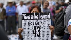 CNNE 1271668 - caso ayotzinapa- familiares protestan en fiscalia de mexico