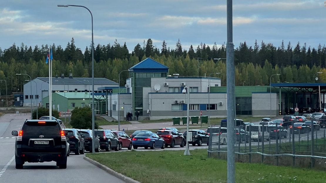 Autos hacen cola para ingresar al puesto de control Brusnichnoye en la frontera ruso-finlandesa en la región rusa de Leningrado el 22 de septiembre.