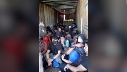 CNNE 1271876 - rescatan a 110 migrantes hacinados en un camion