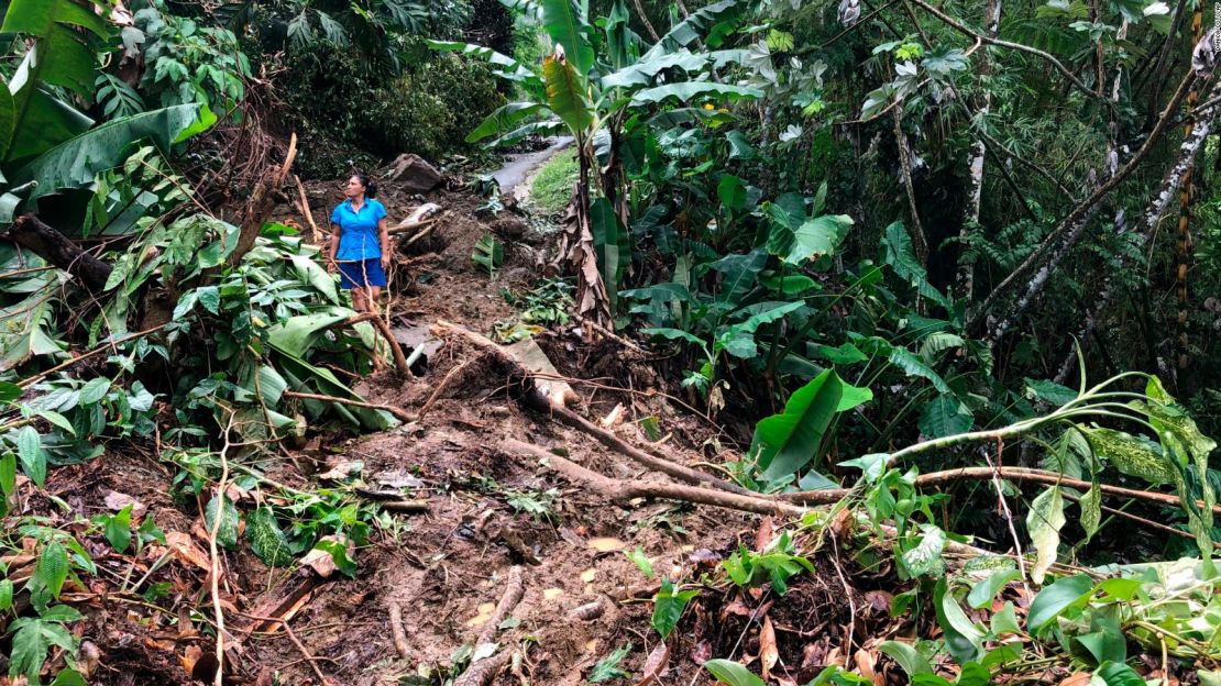 Nancy Galarza evalúa el daño que el huracán Fiona infligió a su comunidad, que permaneció aislada cuatro días después de que la tormenta azotara la parte rural de San Salvador en el pueblo de Caguas, Puerto Rico.