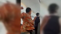 CNNE 1271929 - video- un pasajero golpea a una auxiliar de vuelo en la nuca