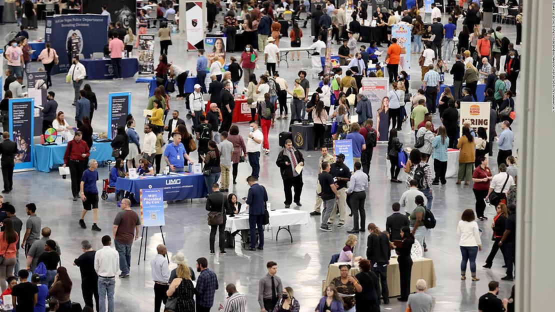 Solicitantes de empleo visitan la Feria de Empleo de Primavera en el Centro de Convenciones de Las Vegas.