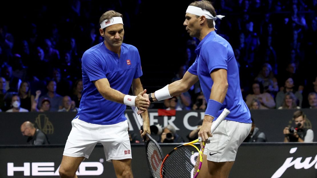 Roger Federer y Rafael Nadal del equipo europeo durante el partido de dobles entre Jack Sock y Frances Tiafoe del equipo mundial.