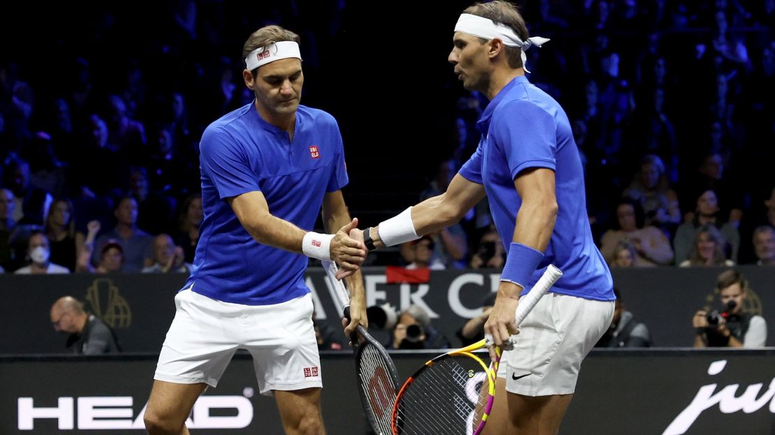 Roger Federer y Rafael Nadal del equipo europeo durante el partido de dobles entre Jack Sock y s Tiafoe del equipo mundial.