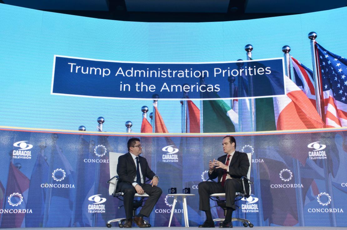 Ricardo Ospina, periodista de Caracol TV, y Mauricio Claver-Carone, entonces director senior del Consejo de Seguridad Nacional, en Bogotá el 14 de mayo de 2019.