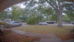 CNNE 1272306 - un arbol casi aplasta a conductor en kansas y queda captado en video