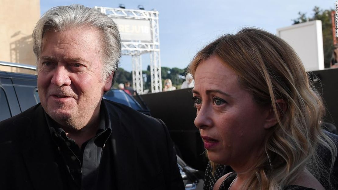 Steve Bannon junto a Giorgia Meloni.