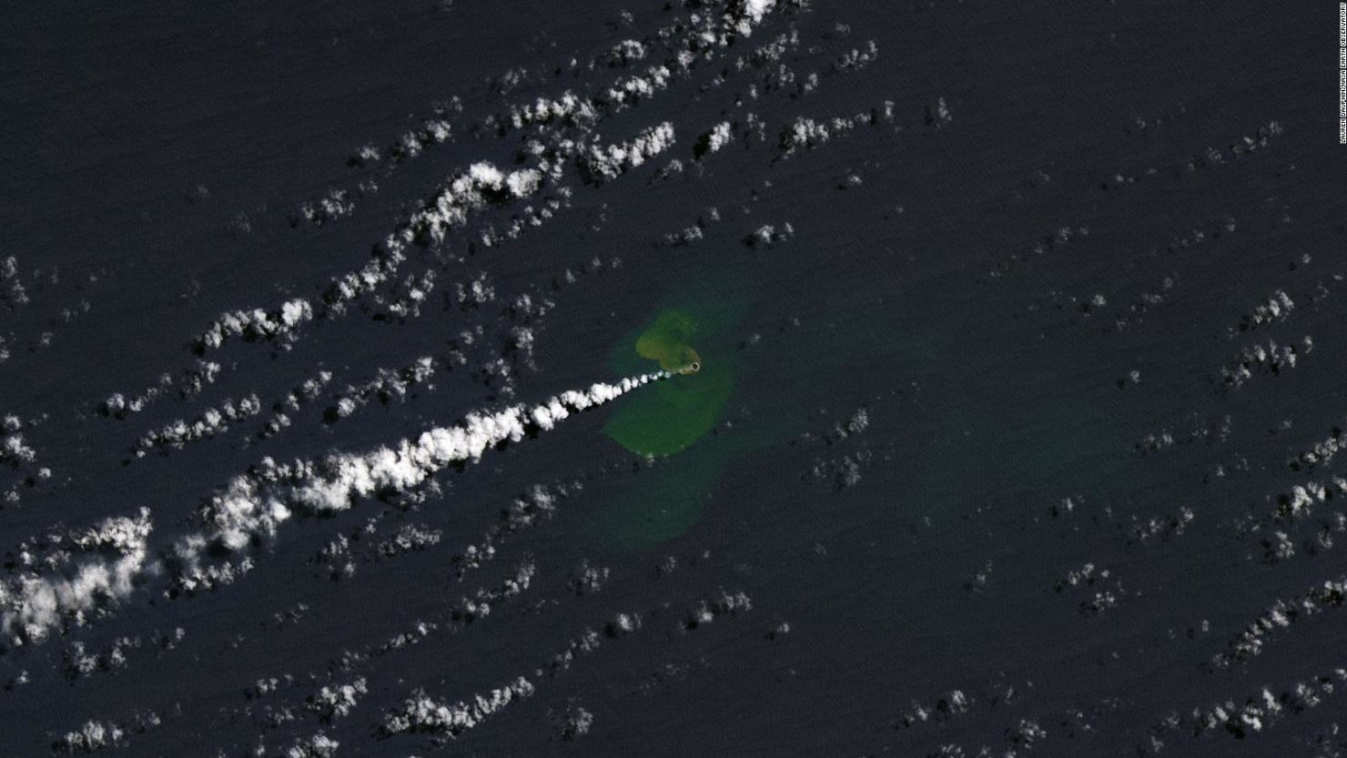 La pequeña isla apareció en el centro de Tonga después de que un volcán submarino entrara en erupción a principios de este mes.