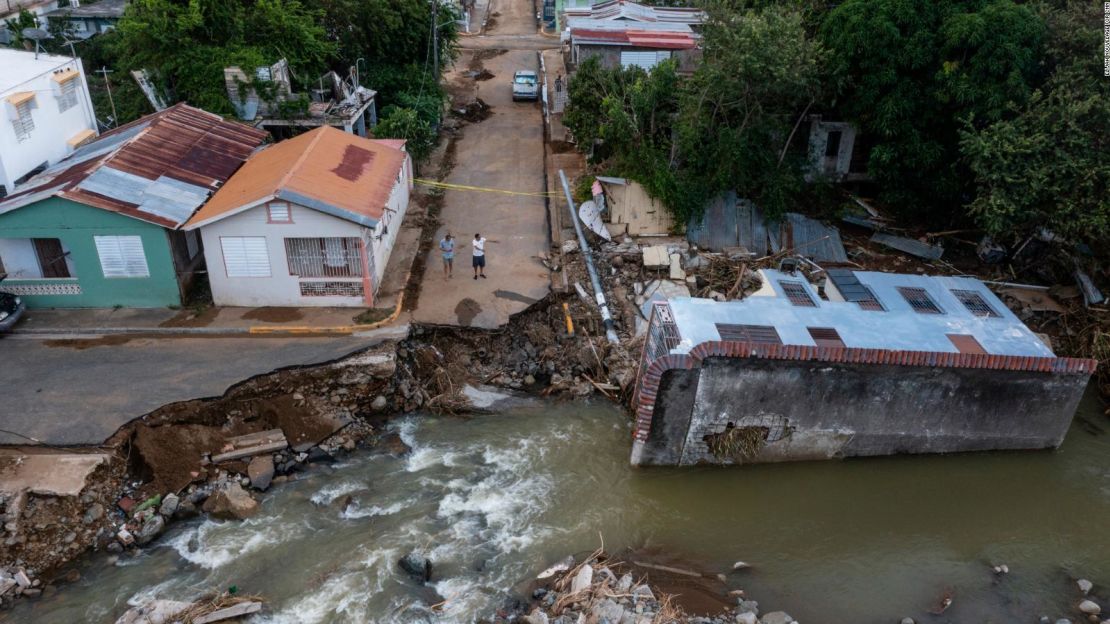 Una carretera y una casa dañadas se ven desde el aire días después el miércoles 21 de septiembre de 2022 en Guayama, Puerto Rico. Crédito: Elijah Nouvelage para CNN