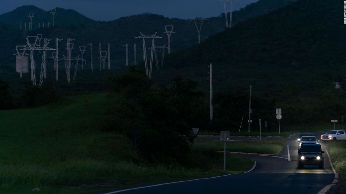 Se ven tendidos eléctricos al anochecer en Guayama. Fiona cortó el suministro eléctrico en toda la isla, dejando la mitad de sus hogares y negocios sin luz cinco días después de la tormenta.