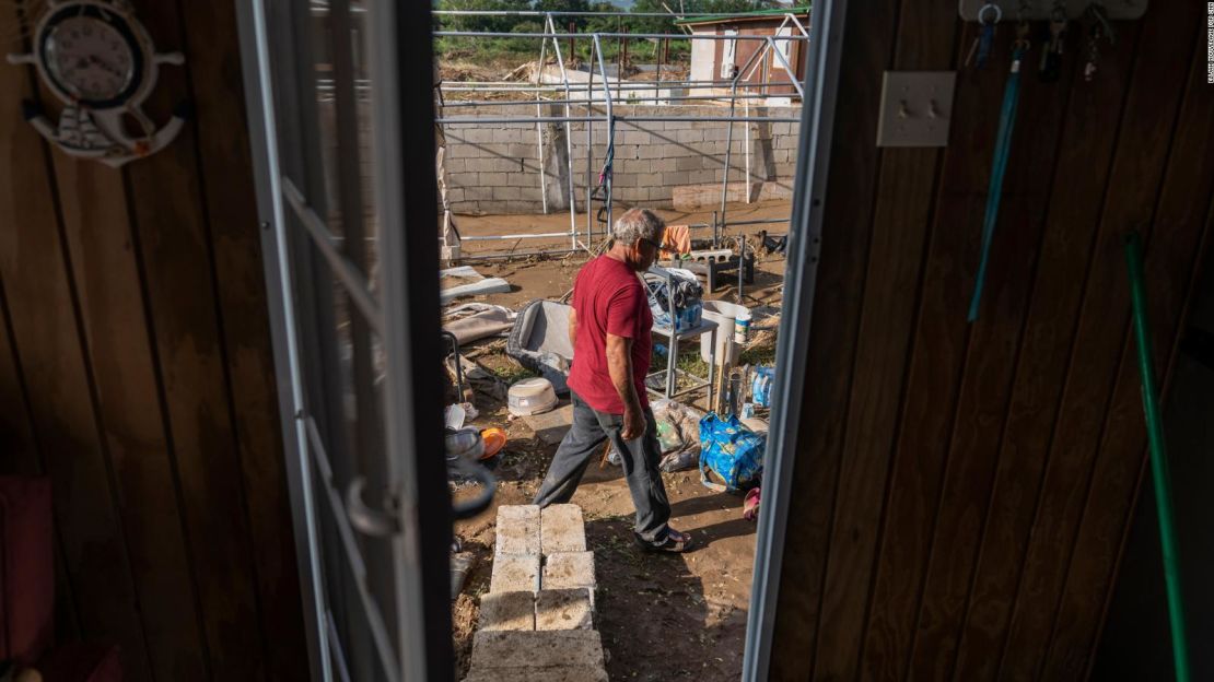 Luis Vásquez limpia el patio de su casa de playa de un dormitorio en Salinas.