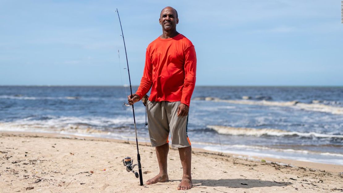 Jorge Calderón, un pescador que ha regalado su pesca, posa para un retrato en Loiza, Puerto Rico.