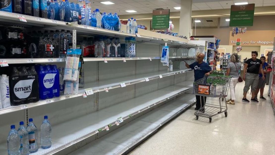 Una tienda Publix casi se quedó sin agua el sábado 24 de septiembre de 2022 en Orlando mientras los residentes se preparaban antes de la tormenta tropical Ian, que se espera que toque tierra en el estado como huracán.