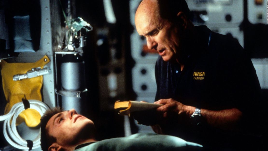 Robert Duvall, a la derecha, con Ron Eldard, comanda una nave espacial que intenta plantar armas nucleares en un cometa en "Deep Impact" (1998),