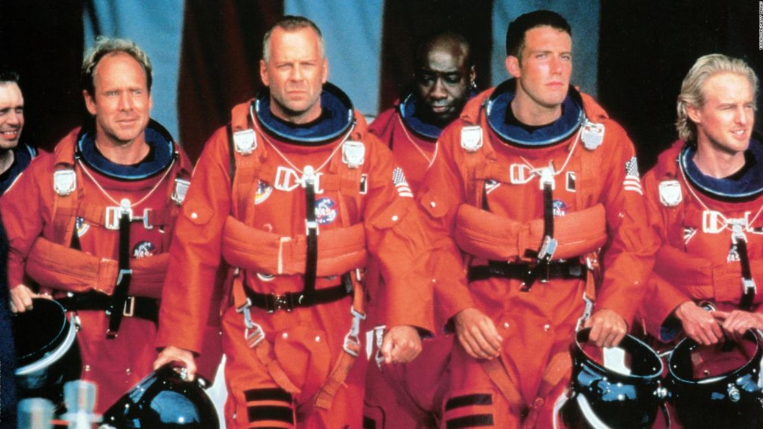 Bruce Willis (en el centro) dirige a un equipo de una plataforma petrolífera, entre los que se encuentra Ben Affleck (segundo por la derecha), para hacer estallar un asteroide antes de que choque con la Tierra en la película de desastres de 1998 "Armageddon".