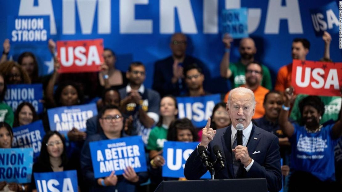 El presidente Joe Biden habla con sus seguidores sobre las próximas elecciones intermedias el 23 de septiembre de 2022 en Washington, DC.