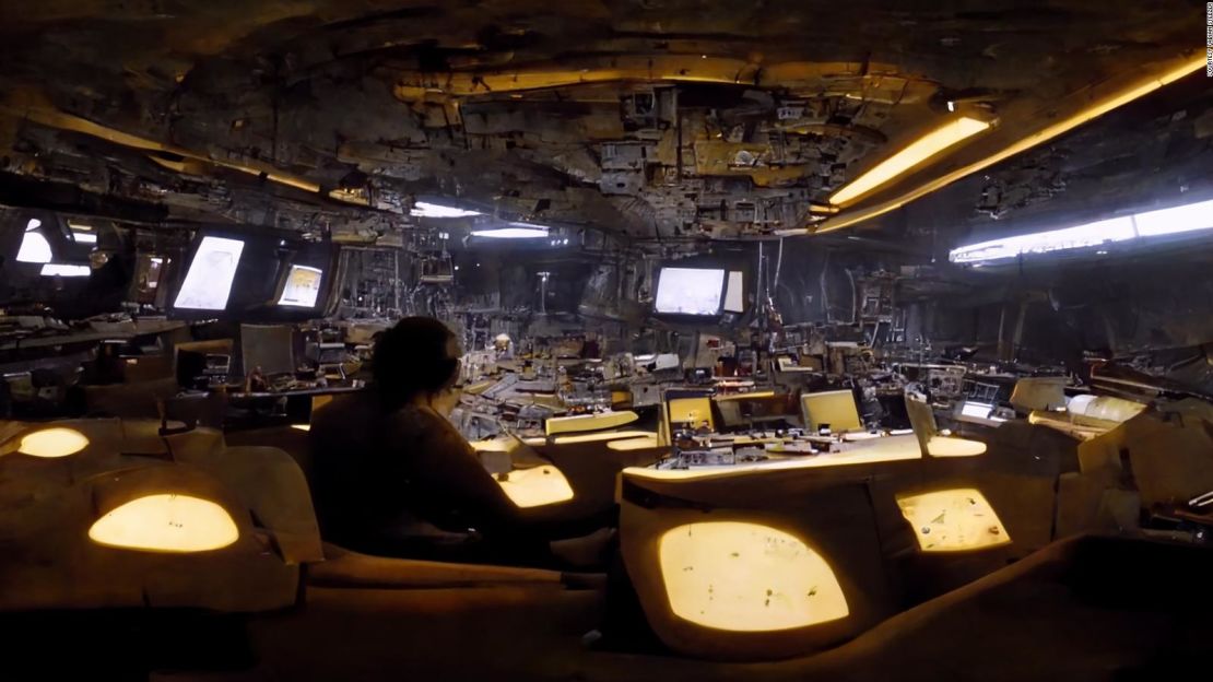 Para imaginar esta vista del interior de un carguero, Stelzer le dio a Midjourney la frase "una grabación en 35 mm de alta resolución del interior de la sala de control de un gran carguero espacial, en el centro hay una persona sentada en una silla, ambiente oscuro y beige, electrónica oscura, costras de sal en la pared, escasos LED".