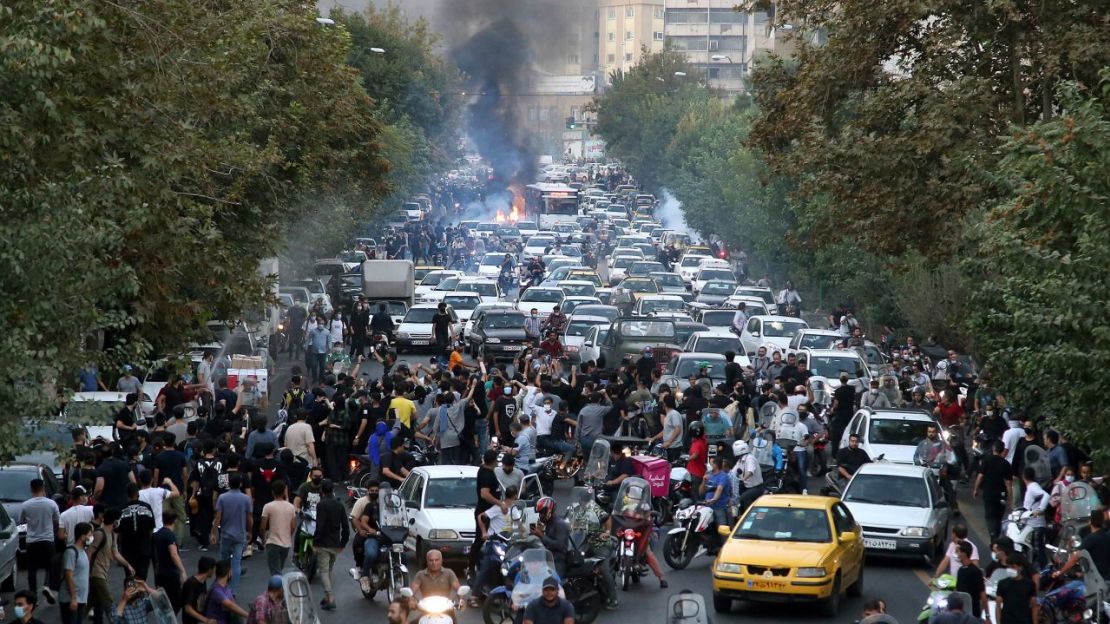 Manifestantes cantan consignas durante una protesta por la muerte de una mujer que fue detenida por la policía de la moral, en el centro de Teherán, Irán, el 21 de septiembre. Crédito: AP