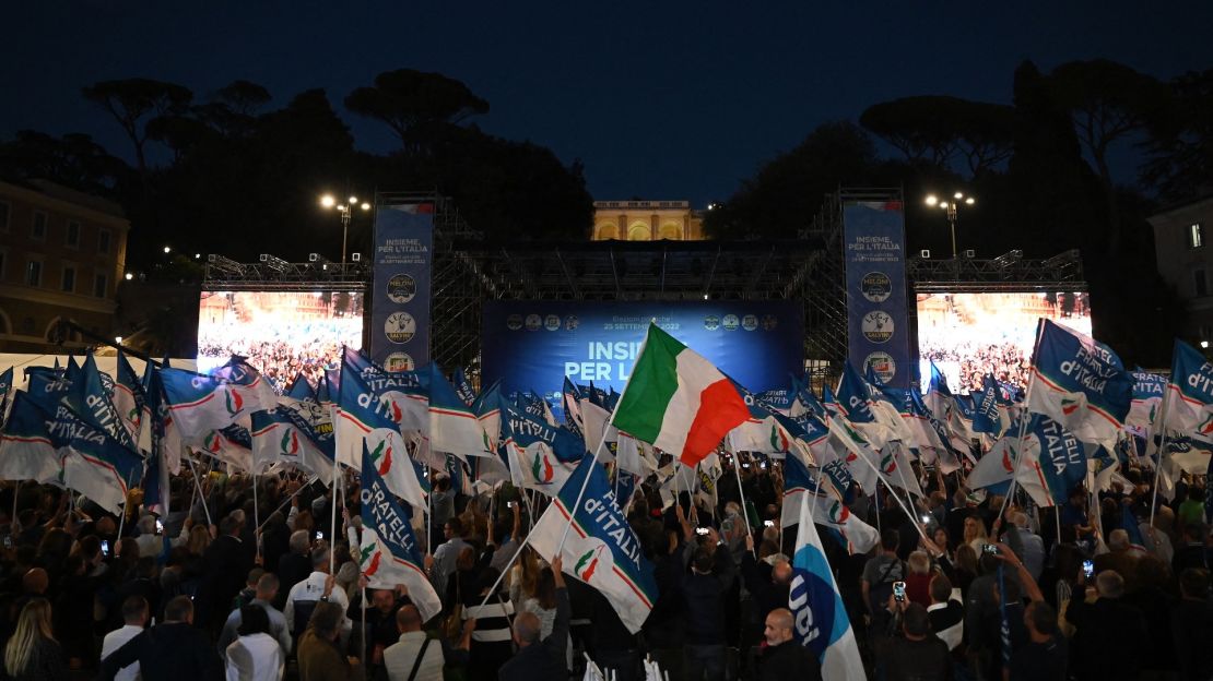 Militantes asisten el 22 de septiembre de 2022 a un mitin conjunto de los partidos de derecha italianos Hermanos de Italia (FdI), la Liga (Lega) y Forza Italia en Roma,