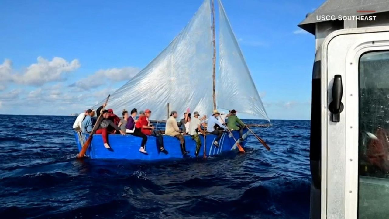 CNNE 1272928 - estados unidos rescata inmigrantes ilegales del mar antes de ser alcanzados por el huracan ian