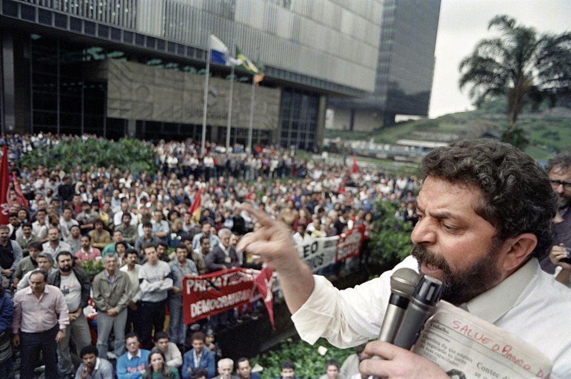 El candidato presidencial brasileño a las elecciones y líder del Partido de los Trabajadores de Brasil, Luiz Inacio Lula da Silva, pronuncia un discurso en Río de Janeiro, el 5 de octubre de 1989.