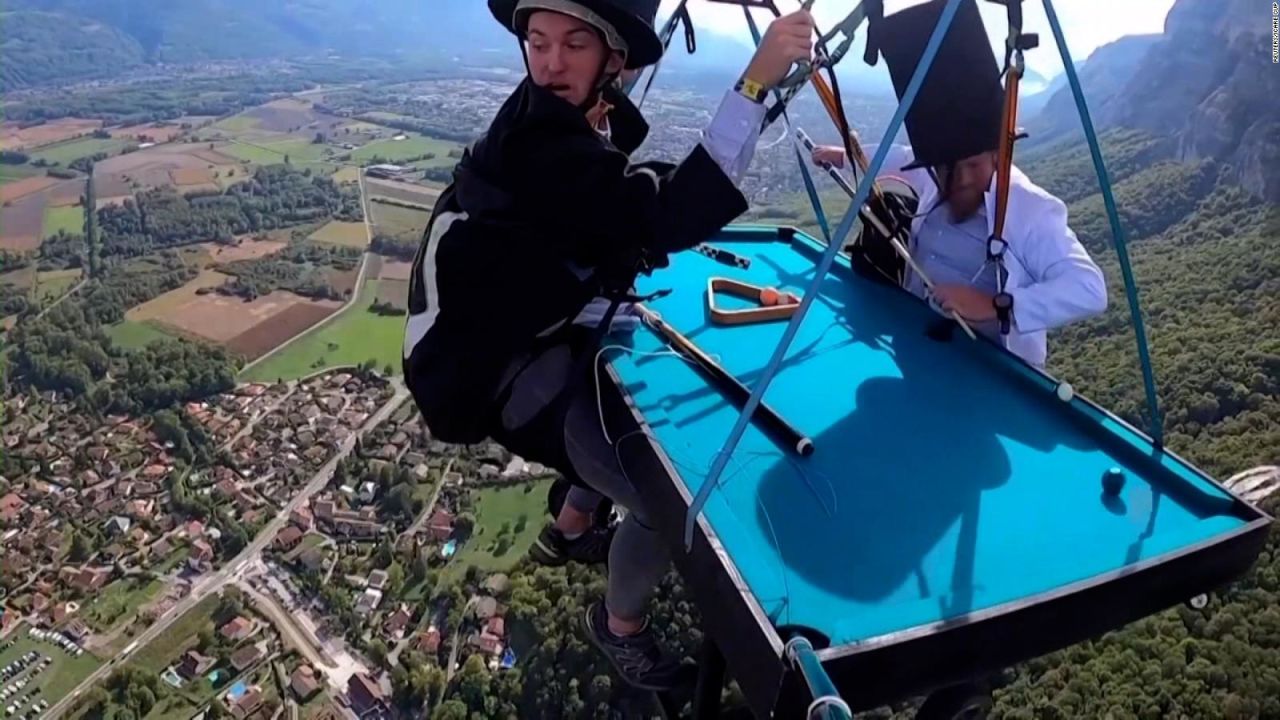 CNNE 1273004 - ¿te atreverias a jugar al billar mientras vuelas en parapente?