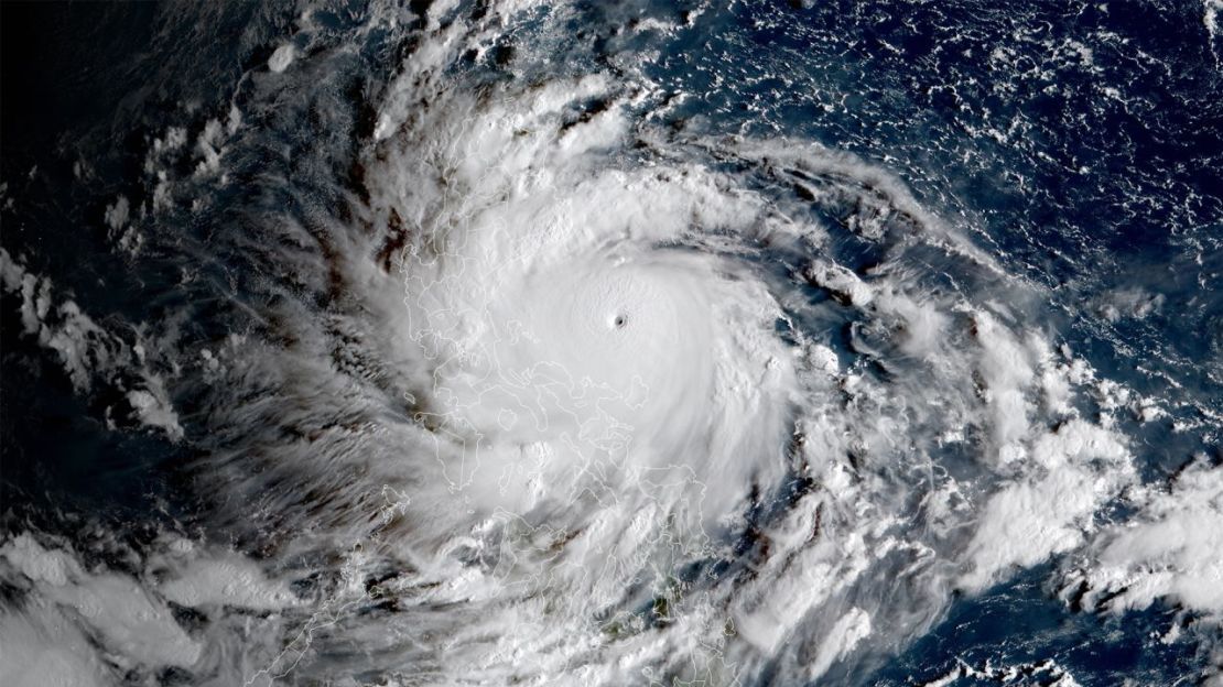 El supertifón Noru explotó en intensidad durante la noche, antes de tocar tierra en Filipinas el domingo.
