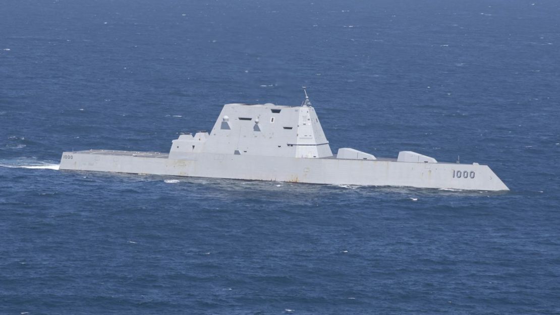 El destructor de misiles guiados USS Zumwalt navega por el océano Pacífico el 13 de abril de 2022.