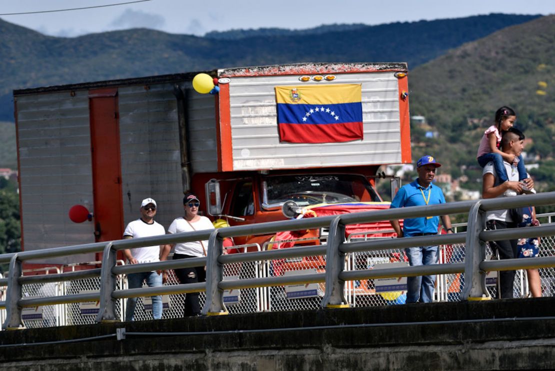 Un camión de carga venezolano adornado con una bandera venezolana cruza el Puente Internacional Simón Bolívar durante la reapertura de la frontera comercial entre Venezuela y Colombia el 26 de septiembre de 2022 en Cucuta, Colombia.