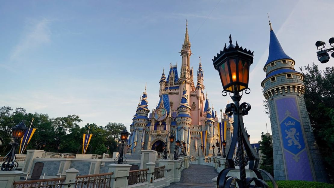 El icónico castillo de la Cenicienta en Magic Kingdom. Crédito: John Raoux/AP