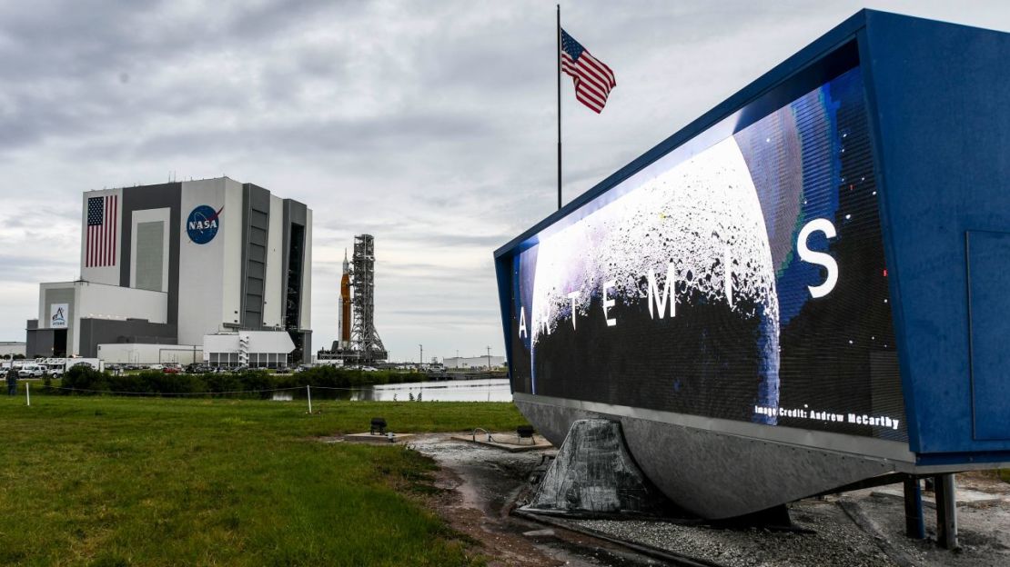 El mega cohete lunar Artemis I fue resguardado dentro del Edificio de Ensamblaje de Vehículos en el Centro Espacial Kennedy en Florida. Crédito: Craig Bailey/Florida Today/USA Today Network