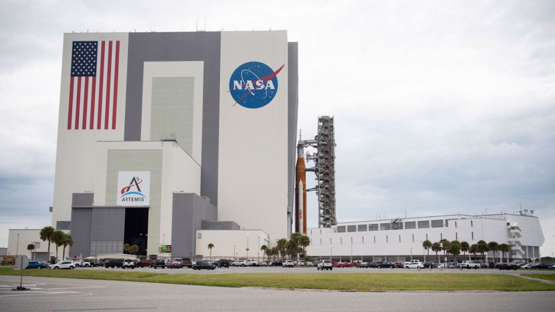 El stack del cohete está ahora resguardado de forma segura en el Edificio de Ensamblaje de Vehículos. Crédito: Joel Kowsky/NASA