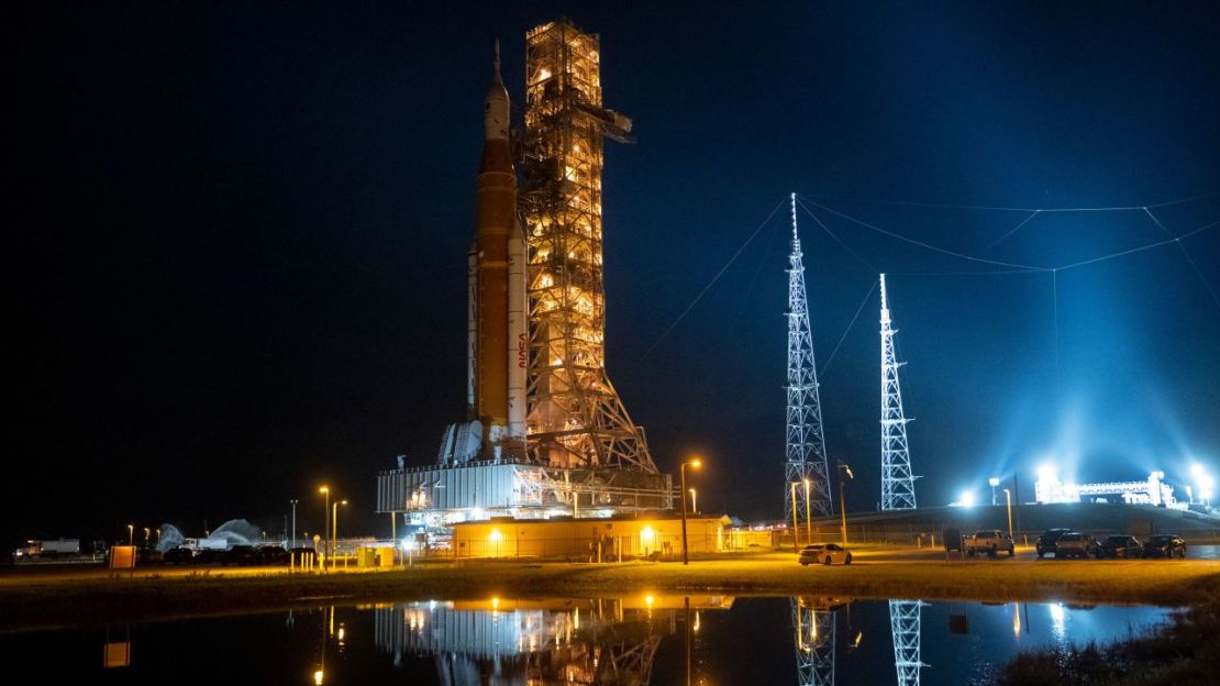 El stack del cohete, que incluye el cohete Space Launch System y la nave espacial Orion, comenzó a retroceder el lunes por la noche. Crédito: Joel Kowsky/NASA