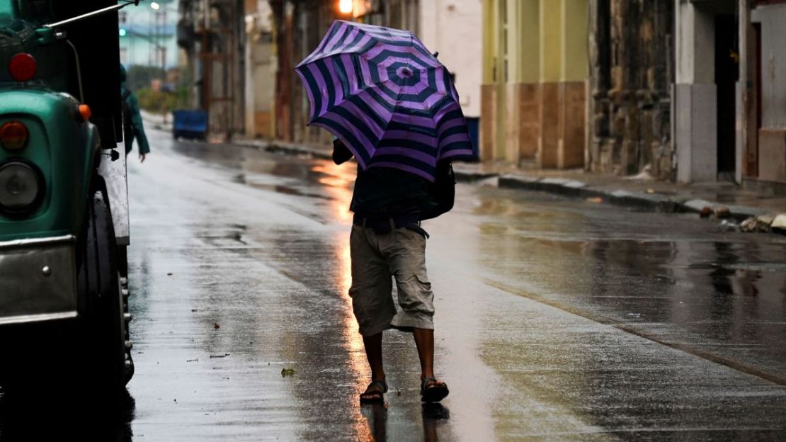 Un hombre camina por las calles de La Habana este martes, durante el huracán Ian. Crédito: Yamil Lage/AFP/Getty Images