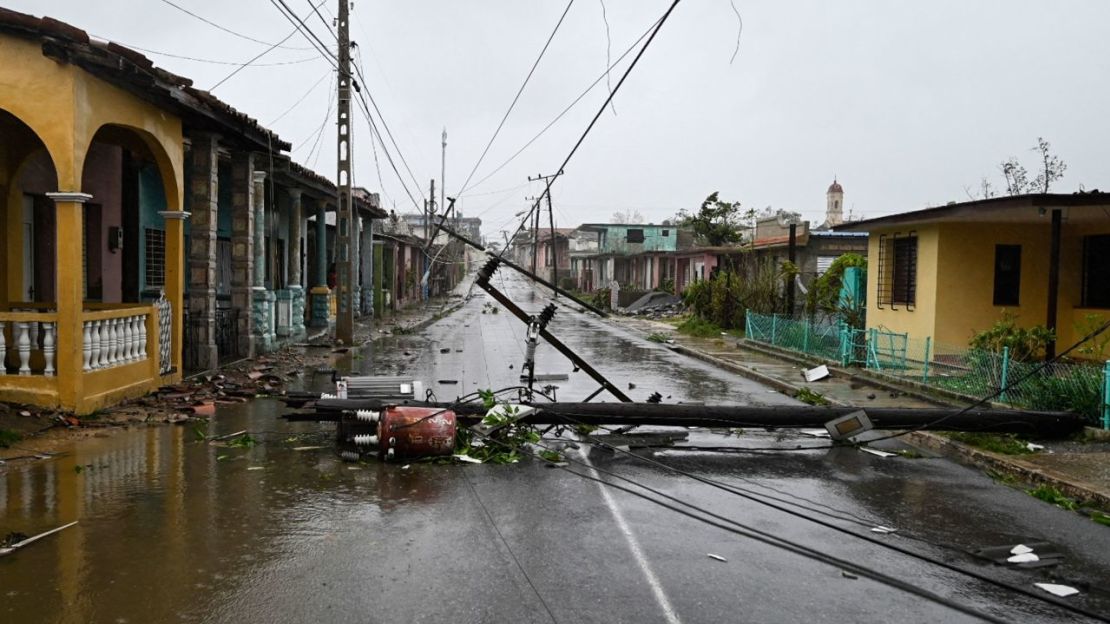 Un poste de servicios públicos yace en la calle en Consolación del Sur, Cuba, el martes mientras el huracán Ian pasa. Crédito: Adalberto Roque/AFP/Getty Images