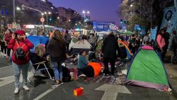 CNNE 1273793 - manifestantes acampan en el centro de buenos aires por la crisis economica