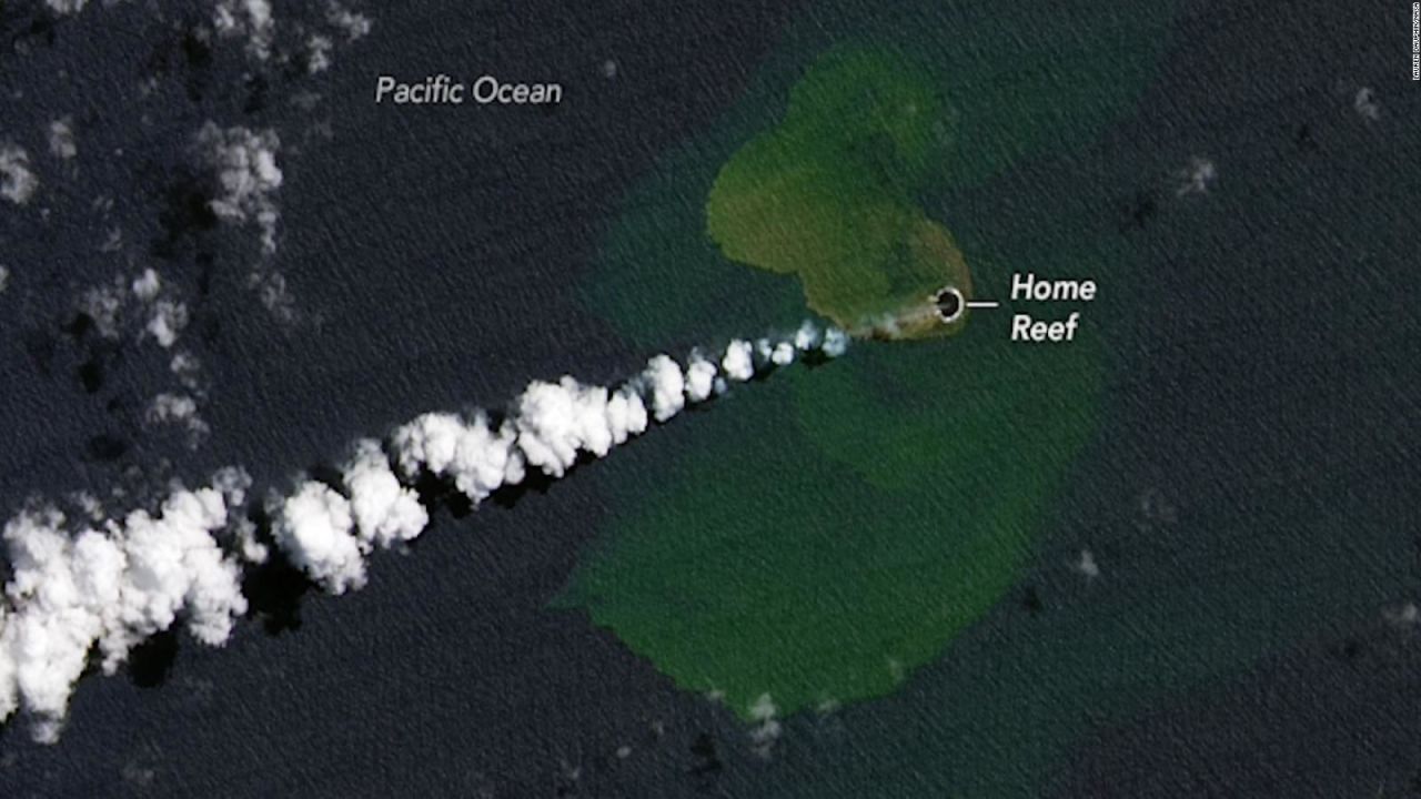 CNNE 1273841 - erupcion volcanica da origen a una pequena isla en el pacifico