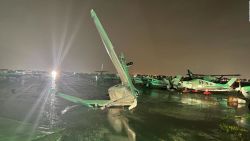 CNNE 1273845 - ian provoca tornados que destrozan aviones en pembroke pines