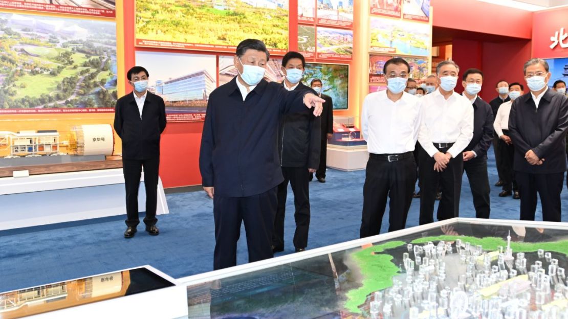 Xi Jinping y otros líderes chinos en la Sala de Exposiciones de Beijing el 27 de septiembre.