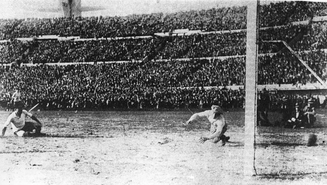 30 de julio de 1930: Uruguay marca otro gol durante la final de la Copa Mundial de la FIFA contra Argentina jugada en Montevideo, Uruguay. Uruguay ganó el trofeo y el partido por 4-2.