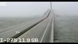 CNNE 1274120 - terrorifica imagen del puente sunshine skyway ante el paso del huracan ian