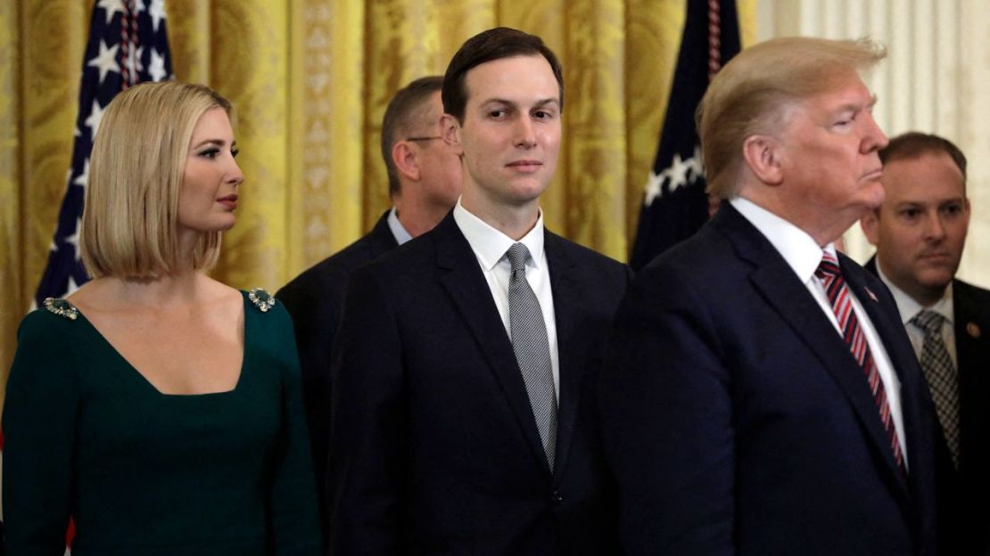 El presidente Donald Trump con su hija Ivanka Trump y su esposo Jared Kushner asisten a una recepción de Hanukkah en la Casa Blanca en Washington el 11 de diciembre de 2019.