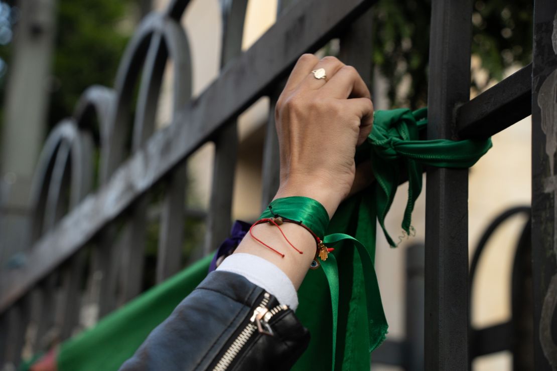 Activistas feministas celebran los seis meses de la despenalización del aborto hasta las 24 semanas de gestación.