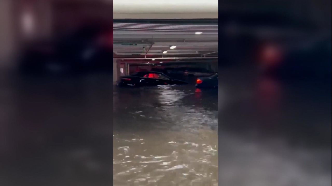 CNNE 1274475 - huracan ian- autos flotan en estacionamiento tras inundaciones