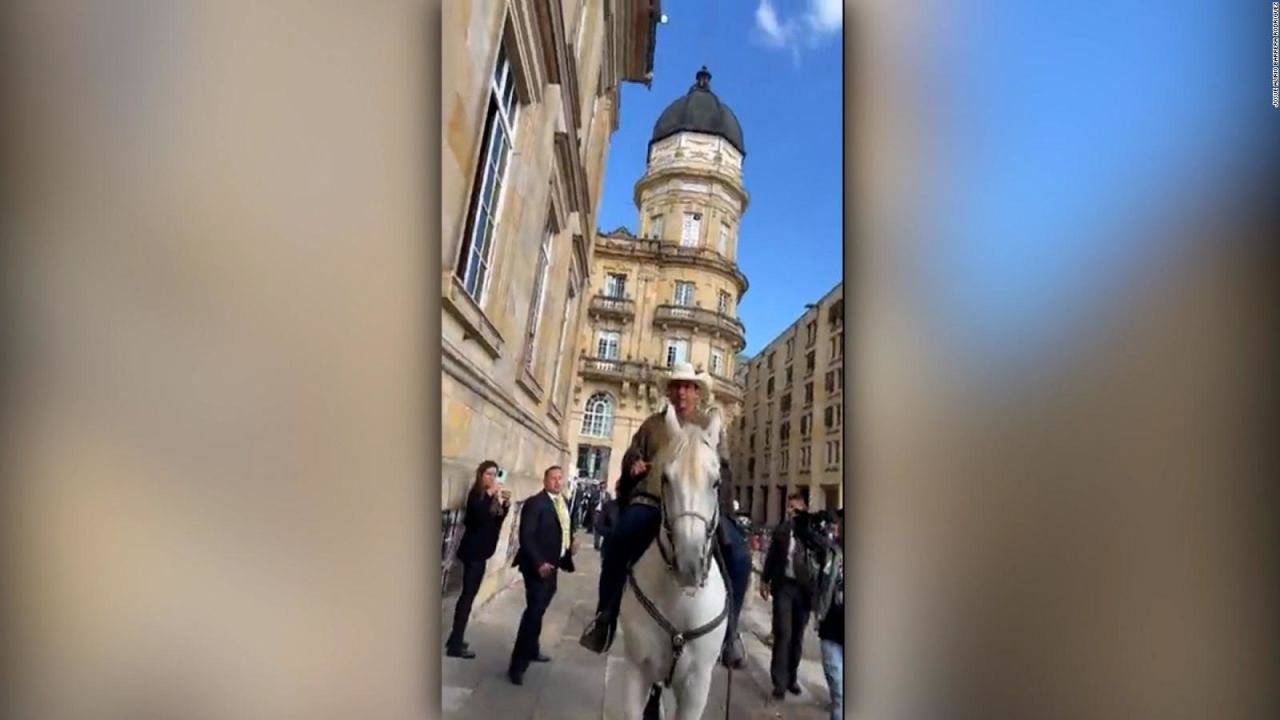 CNNE 1274526 - senador colombiano irrumpe en el congreso con su caballo