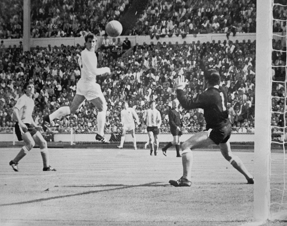 Geoff Hurst marca durante los cuartos de final de la Copa del Mundo de Inglaterra contra Argentina en Wembley. 23 de julio de 1966. Inglaterra ganó el partido por 1-0.