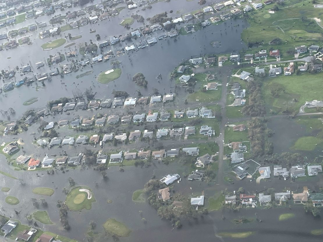 Un vuelo de la Guardia Costera muestra la destrucción y las inundaciones en la zona de Fort Myers.